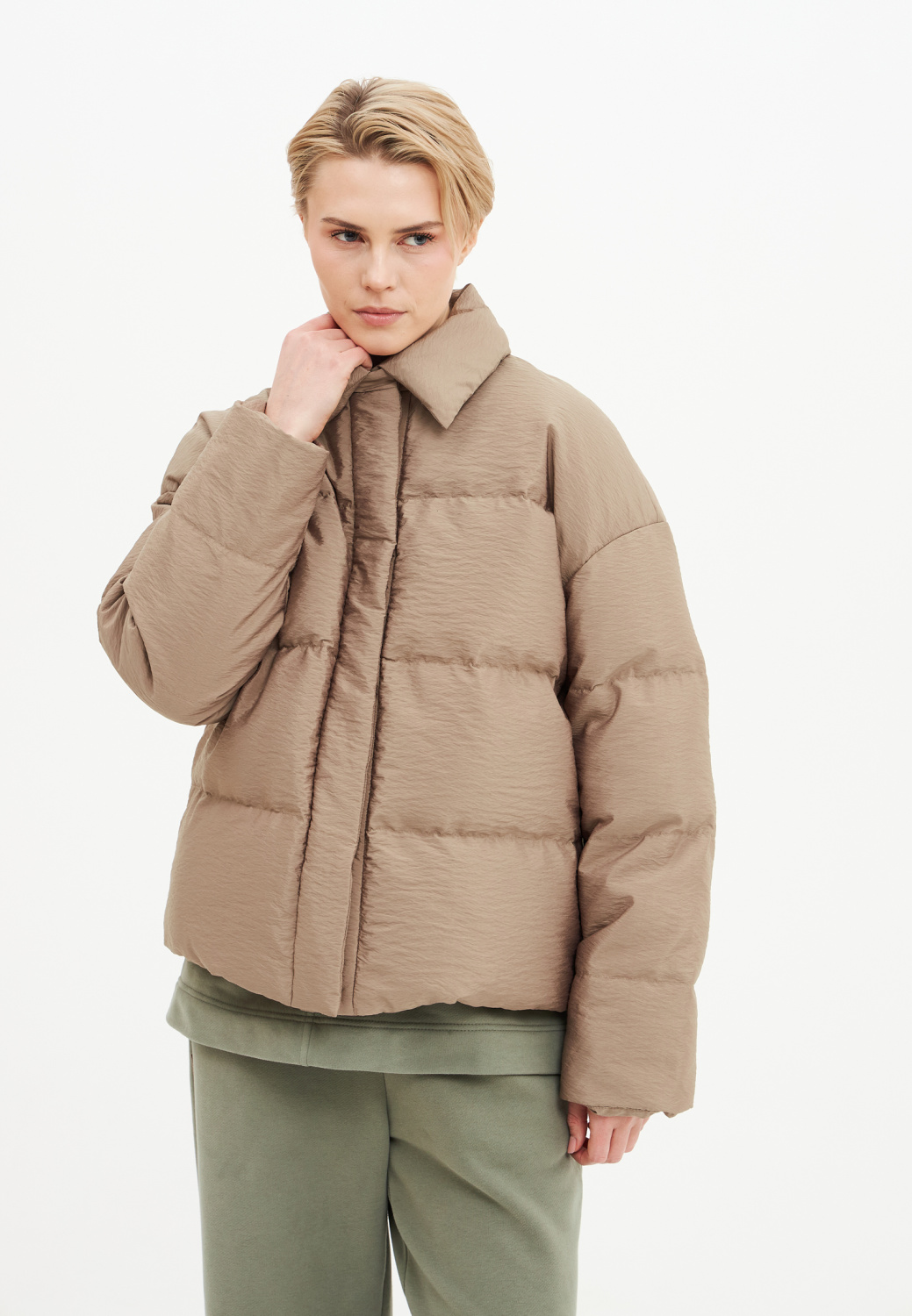 Пуховик демисезонный бежевого цвета