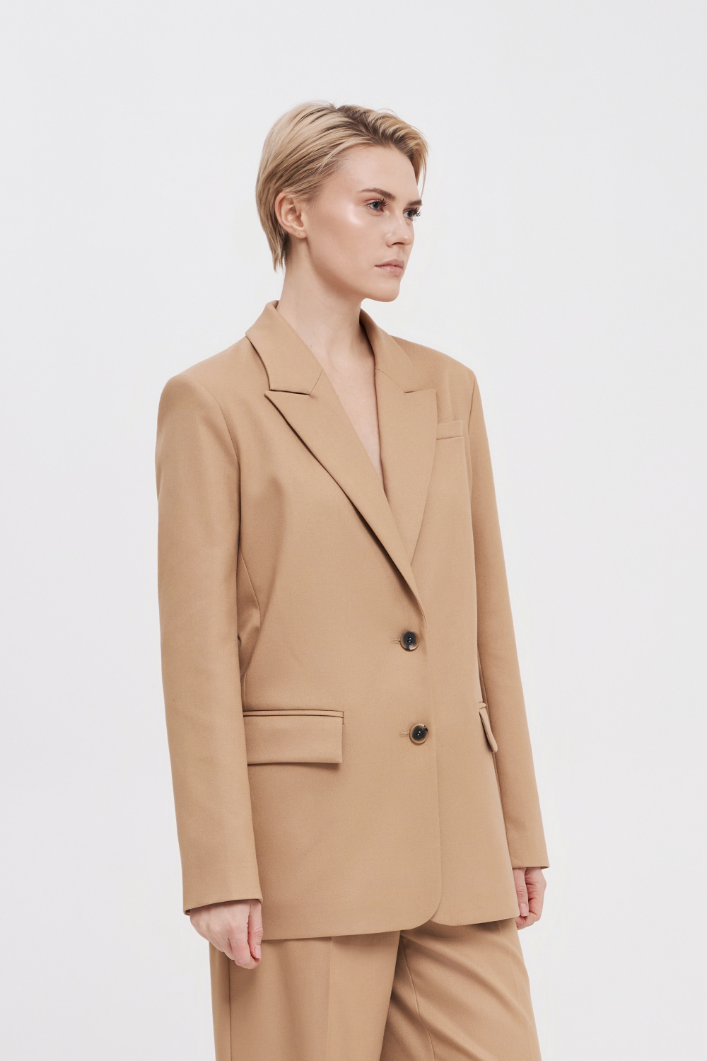 Бежевый однобортный жакет